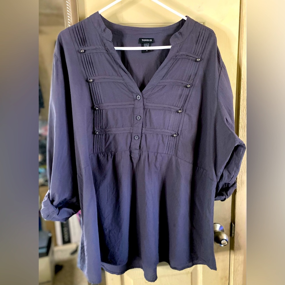 Work top, size 3x. Looks blue, but it’s actually gray.